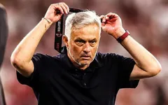 HLV Mourinho ném huy chương, lên tiếng chỉ trích trọng tài