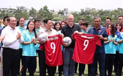 Thủ tướng Phạm Minh Chính cùng Thủ tướng Australia Anthony Albanese nhận áo đấu của ĐT nữ Việt Nam