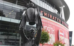 Arsenal ra mắt tượng HLV Wenger tại sân Emirates