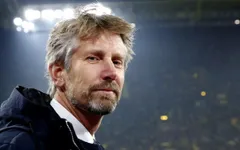 Huyền thoại MU Van der Sar nhập viện khẩn cấp vì đột quỵ