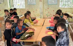 Nhói lòng những bữa cơm trưa chỉ có cơm trắng đựng trong túi bóng