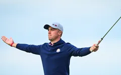 Justin Thomas đã phải di chuyển bao xa trong một mùa giải thi đấu?