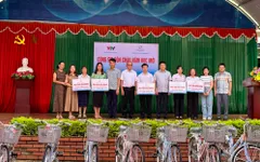 Những món quà yêu thương trước thềm năm học mới
