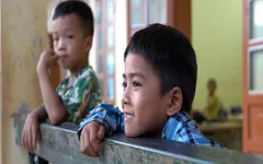 Những bữa ăn mì tôm chan cơm và căn nhà gỗ xuống cấp