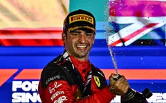 Carlos Sainz giành chiến thắng tại GP Singapore