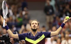 Biến Alcaraz thành cựu vương, Medvedev hẹn Djokovic tại chung kết Mỹ mở rộng 2023