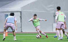 Đội tuyển Việt Nam tập trung cao độ trong buổi đầu tập luyện tại Qatar