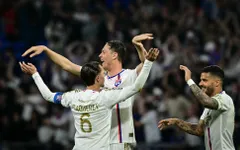 Lyon giành 3 điểm kịch tính trước Brest