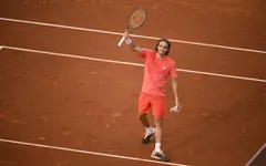 Stefanos Tsitsipas vào tứ kết Barcelona mở rộng