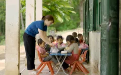 Thương trò, cô giáo nhường cơm cho trò ăn