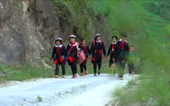 Chị cõng theo em cùng đến trường