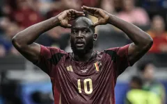 Tuyển Bỉ an ủi Lukaku sau lần thứ 3 bị VAR từ chối bàn thắng