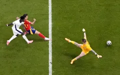 Cổ động viên Anh cho rằng bàn thắng của Mikel Oyarzabal đã việt vị