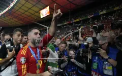 Dani Carvajal bảo Bukayo Saka 'ngừng khóc' sau sự cố trong trận chung kết Euro 2024