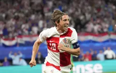 Real Madrid gia hạn hợp đồng với Luka Modric đến hết mùa giải 2025