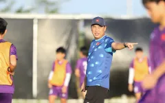 HLV Hứa Hiền Vinh giải toả tâm lý cho các học trò trước trận đấu cuối vòng bảng