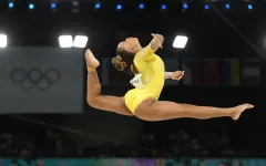 Rebeca Andrade gây khó cho Simone Biles