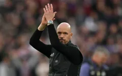 Erik ten Hag gửi lời chào tạm biệt tới các cổ động viên Manchester United