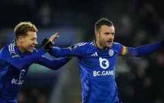 HLV Ruud van Nistelrooy ra mắt Leicester City với chiến thắng quan trọng