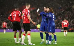 Jack Stephens nhận thẻ đỏ: Tranh cãi kéo tóc Marc Cucurella chấn động Premier League!