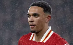 Tranh cãi nảy lửa: Carragher và Sturridge đối đầu về tương lai Alexander-Arnold!