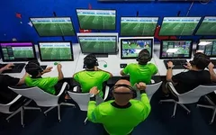 Thế giới đang làm gì để "Check VAR" trọng tài?