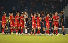 HLV Kim Sang-sik và các học trò không quên làm 1 điều cho người hâm mộ Việt Nam