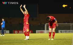 Thắng đậm ĐT Lào, thầy trò HLV Kim Sang-sik tri ân người hâm mộ Việt Nam