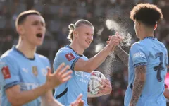 Man City ngược dòng vào bán kết FA Cup