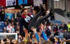 Leeds United và Burnley giành vé sớm lên Ngoại hạng Anh
