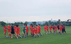 Tuyển nữ Việt Nam ra sân tập nhẹ trong ngày đầu tập huấn tại Osaka (Nhật Bản)