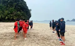 Đội tuyển nữ Việt Nam tập huấn tại phố biển Quảng Ninh