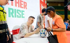 Dimitar Berbatov và cuộc hội ngộ đậm chất cảm xúc với người hâm mộ Việt Nam tại Đà Nẵng