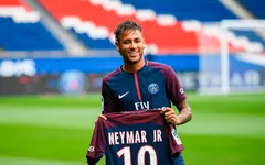Không phải Messi hay Ronaldo, một cầu thủ khác đang giữ kỷ lục giá trị chuyển nhượng trong thời gian dài nhất
