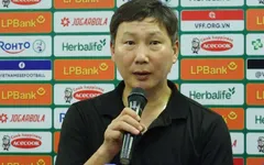 HLV Kim Sang-sik nói gì khi được so sánh với "thầy Park"