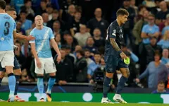 Thẻ đỏ tai hại khiến Napoli vỡ trận, Man City nhẹ nhàng giành 3 điểm