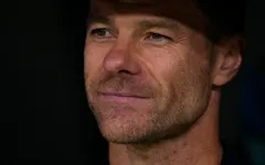 HLV Xabi Alonso nhận món quà "khó đỡ" sau trận thắng 5 sao của Real Madrid