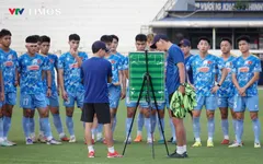 HLV Kim Sang-sik mang sa bàn ra sân dạy chiến thuật, U22 Việt Nam tập nhẹ