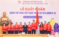Lê Thanh Thúy và Lê Minh Thuận cầm cờ cho Đoàn Thể thao Việt Nam tại SEA Games 33
