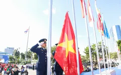 Quốc kỳ Việt Nam cùng các nước thành viên ASEAN tung bay trong lễ thượng cờ SEA Games 33