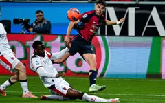 AC Milan tạm chiếm ngôi đầu Serie A