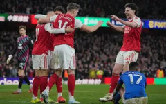 Arsenal thắng dễ Sunderland, nới rộng cách biệt 9 điểm với Man City