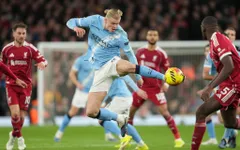 Man City ngược dòng đầy cảm xúc tại Anfield