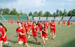 Hơn 100 bé gái xỏ giày ra sân, trải nghiệm bóng đá tại Cần Thơ