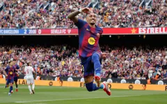 Barca vùi dập Sevilla, Raphinha lập hat-trick rực sáng