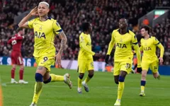 Hòa Tottenham, Liverpool lỡ cơ hội vào top 4