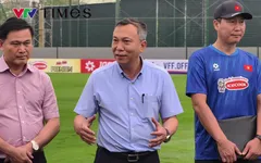 Xuân Son vẫn tập riêng, Chủ tịch Trần Quốc Tuấn xuống sân tiếp lửa cho đội tuyển