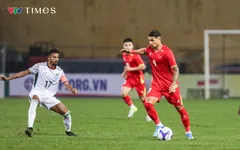 Đỗ Hoàng Hên lần đầu hát quốc ca trong màu áo ĐTQG Việt Nam