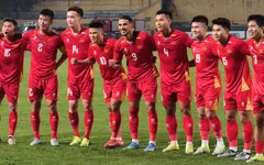 Cầu thủ ĐT Việt Nam ký tặng, selfie cùng người hâm mộ trên sân Hàng Đẫy