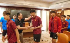 Chủ tịch LĐBĐVN Trần Quốc Tuấn động viên U17 Việt Nam trước trận tứ kết